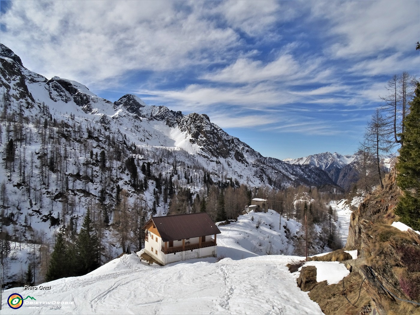 28 Dalla casa dei custodi saliamo sull'alto della diga.JPG